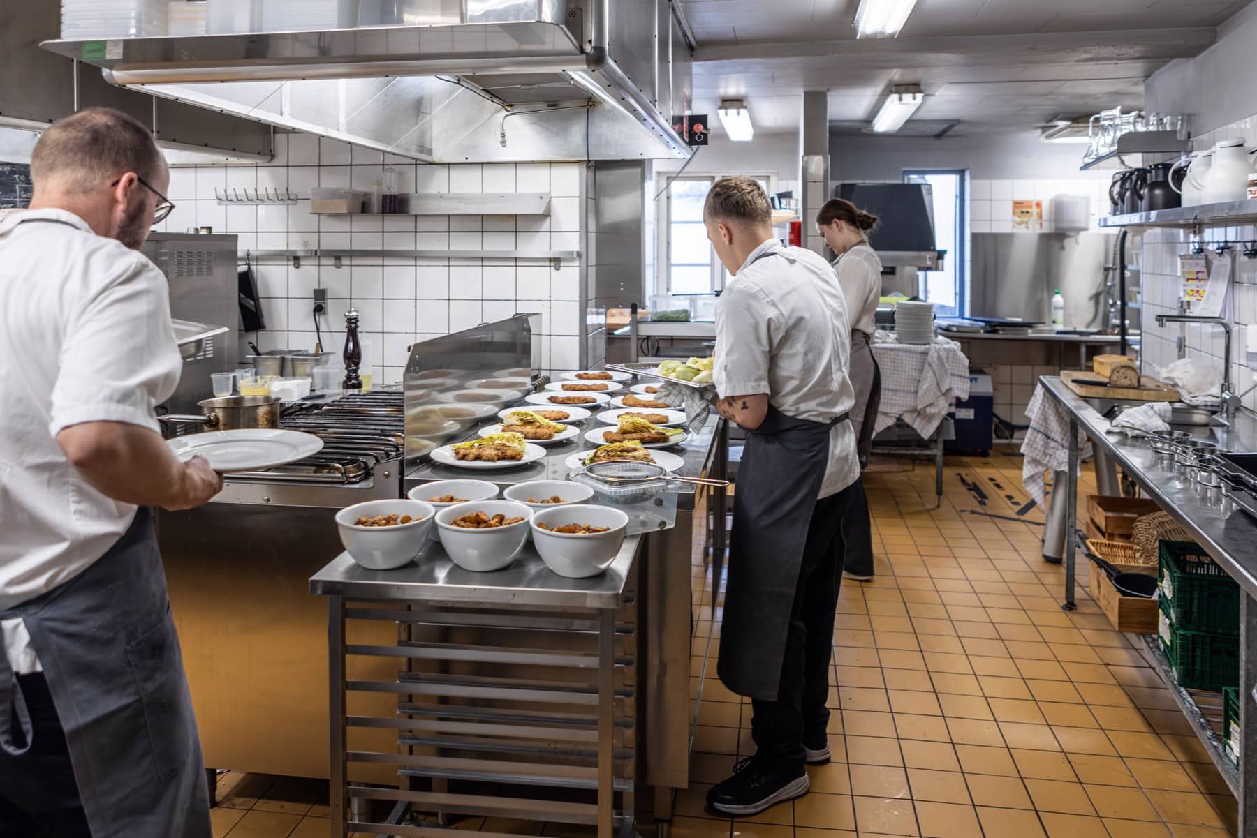 Kokkene anretter mad i køkkenet på Hotel Postgaarden i Mariager