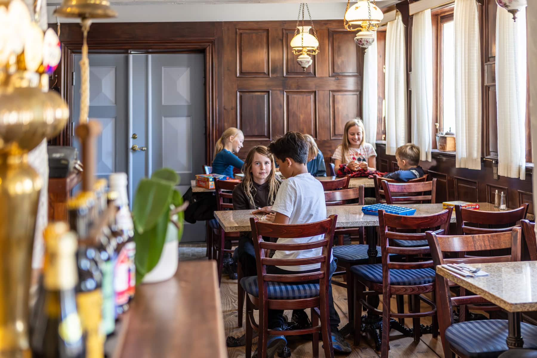Børn ved restaurantbordene under Smagens Time på Hotel Postgaarden i Mariager